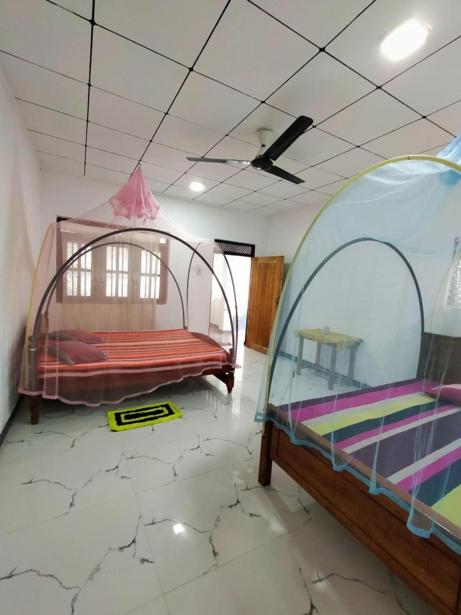 Chandi Gaya Beach Guesthouse تانجالي الغرفة الصورة